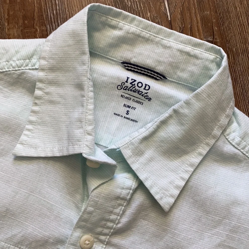 Izod Saltwater Light Blue Slim Fit Lightweight Short Sleeve Collared Button Down - Picture 2 of 3